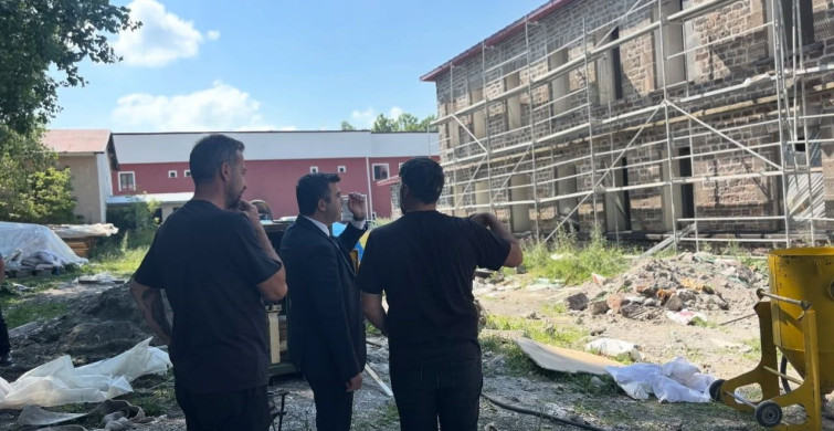 Susuz'da yeni hükümet konağı restorasyonu sürüyor: Kaymakam öztürk çalışmaları yerinde inceledi