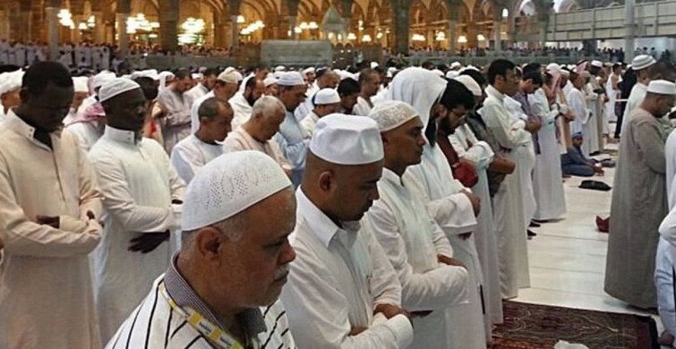 Suudi Arabistan'da Yetkililer Teravih Namazını Yarıya İndirdi
