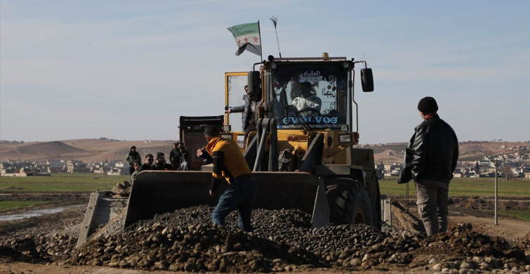 Şuyuk Beldesi Sakinleri Kendi İmkanlarıyla Yıkılan Köprüyü Onarıyor