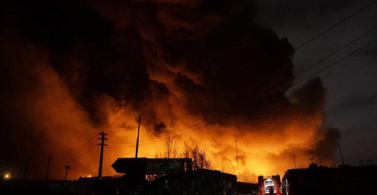 Tahran'daki Şehran Petrol Deposunda Yangın Sürüyor