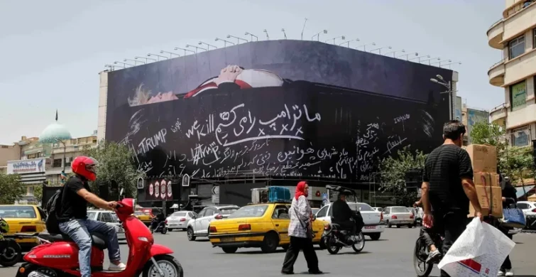Tahran'dan Trump' a meydanlarda pankartlı mesaj