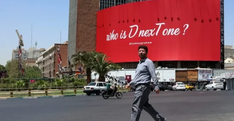 Tahran'ın Kalbinde Çarpıcı Afiş: "Sıradaki Kim?"