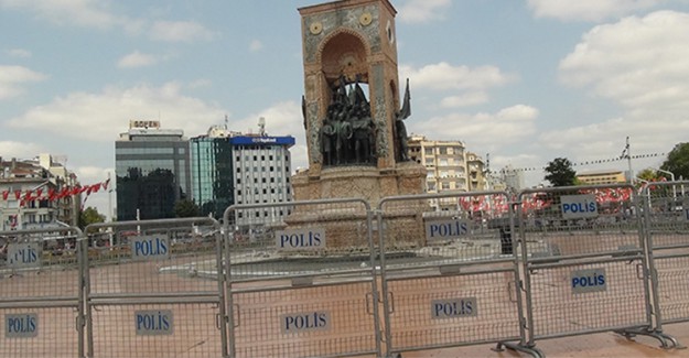 Taksim Cumhuriyet Anıtı Bariyerler İle Koruma Altına Alındı