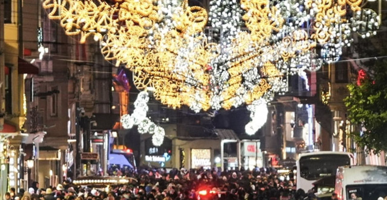 Taksim Meydanı ve İstiklal Caddesi'nde Yılbaşı Coşkusu