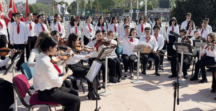 Taksim Meydanı'nda 19 Mayıs Töreni Coşkusu