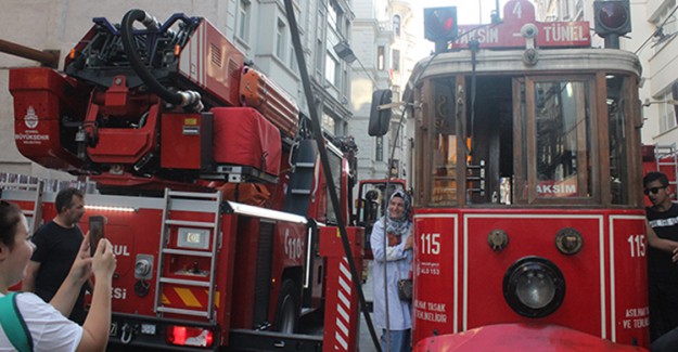 Taksim-Tünel Tramvayının Elektrik Halatı Koptu