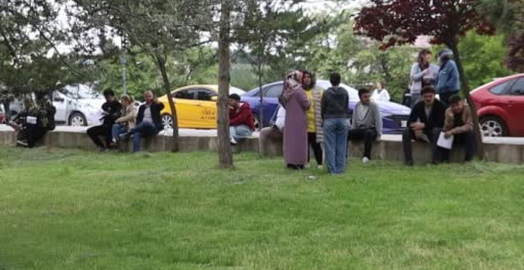 Talha Polat, YKS'de yeğenlerini beklemek için kamp çadırı kurdu
