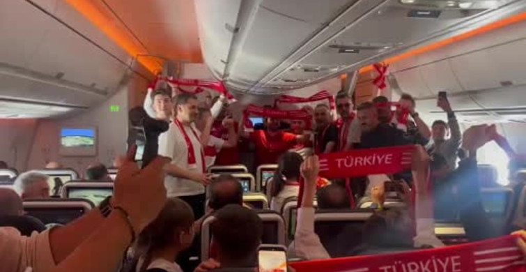 Taraftarlardan uçakta milli takım coşkusu