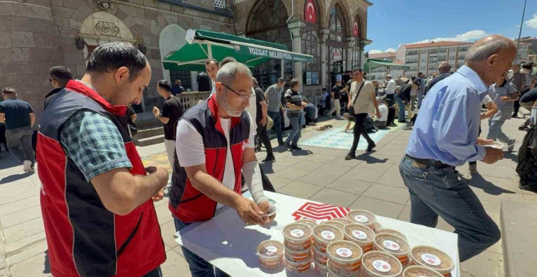 Tarihi çapanoğlu camii’nde aşure ikramı