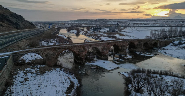 Tarihi Çobandede Köprüsü Kış Manzarasıyla Kendine Hayran Bırakıyor