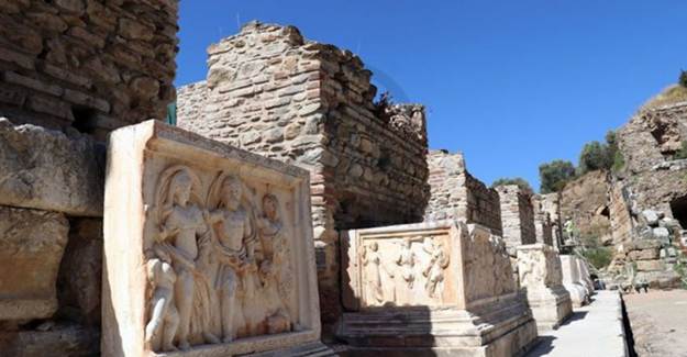 Tarihi Tiyatro Binası Ayağa Kalkıyor
