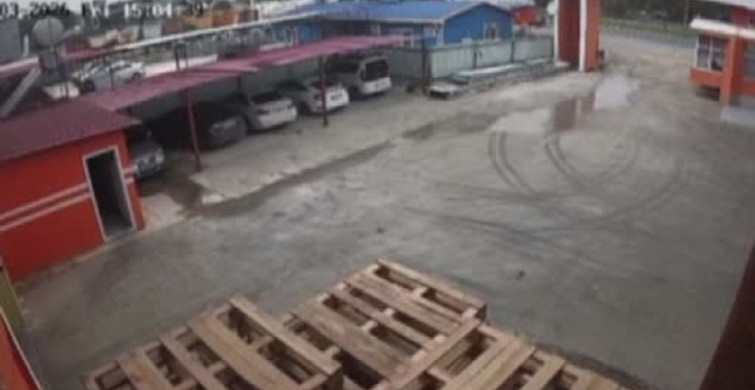 Tarsus’ta Rüzgar Çatıyı Uçurdu