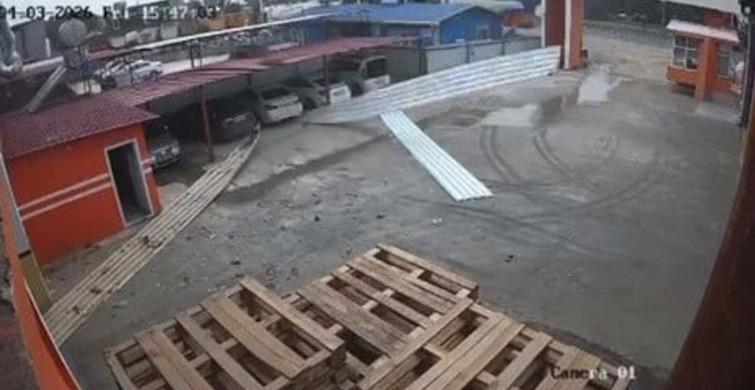 Tarsus'ta Şiddetli Rüzgar İş Yerinin Çatısını Uçurdu