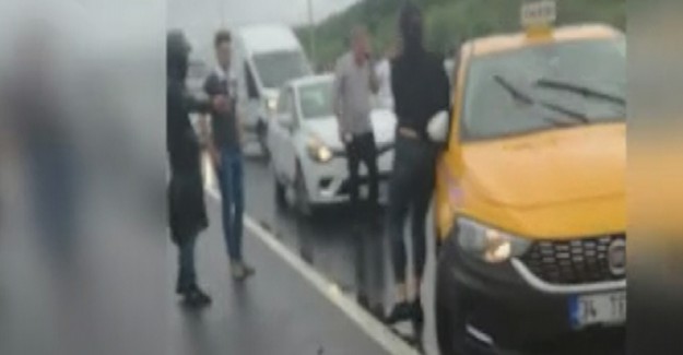Tartıştığı Sevgilisini Arabadan Atarak Metrelerce Sürükledi