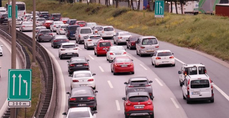 Tatilciler dönüyor! Bayram dönüşü trafikte kilometrelerce kuyruklar oluştu