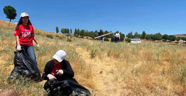 Tatvan’da 15 Temmuz etkinliği: Şehitler anıldı, Van Gölü kıyısı temizlendi