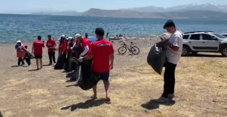 Tatvan'da anlamlı 15 Temmuz etkinliği: Hem şehitler anıldı hem de Van Gölü kıyısı temizlendi