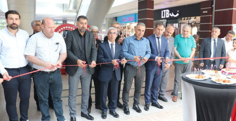 Tatvan'da ilkokul öğrencilerinin sanatsal sergisi yoğun ilgi gördü