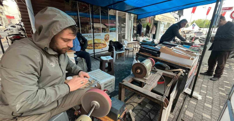 Tavşanlı'da Kurbanlık Bıçak ve Satır Bileniyor