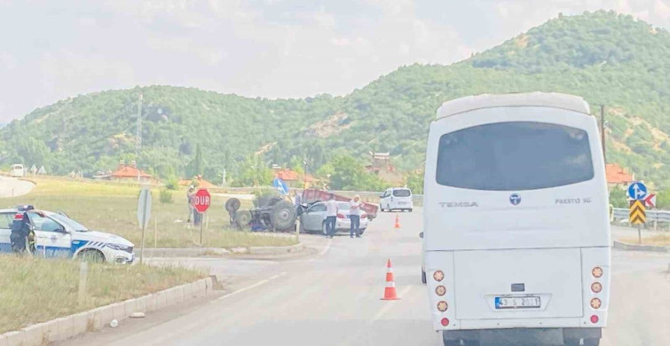Tavşanlı'da otomobil ile traktör çarpıştı: 3 yaralı