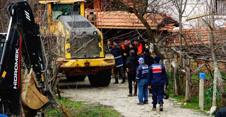 Tavşanlı'da Yapay Gölet Taştı, Ev ve Ahır Sular Altında Kaldı