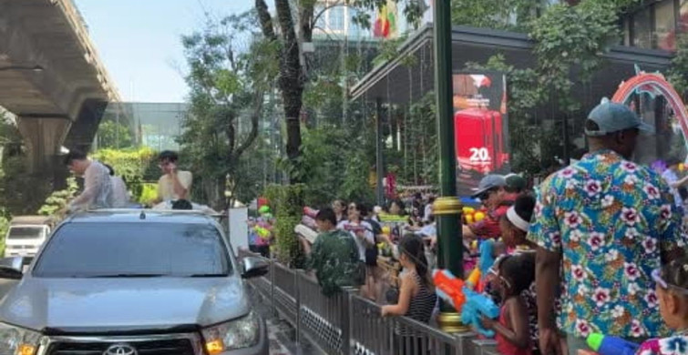 Tayland'ın En Büyük Bayramı Songkran Su Festivali Başladı