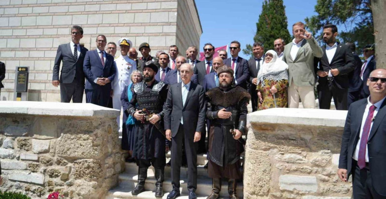TBMM başkanı Kurtulmuş Gelibolu’da: Gazi Süleyman Paşa türbesi’nde Alplerin nöbet değişimi büyüledi