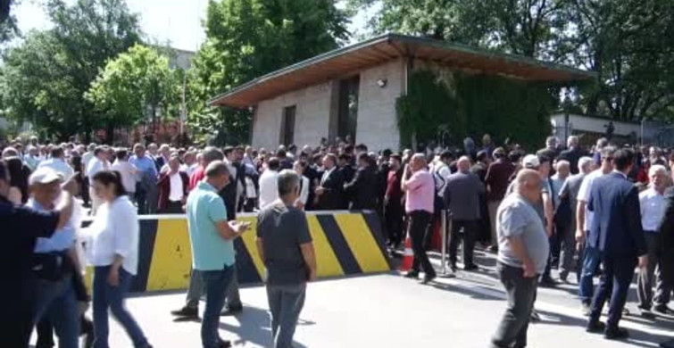 TBMM Önünde Kılıçdaroğlu ve Özel Arasında Gergin Anlar