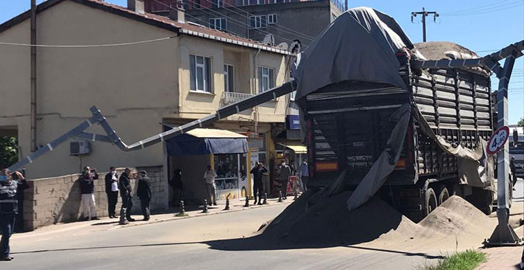 Tekirdağ’da Aşırı Yüklü Kamyon Uyarı Levhasına Takıldı
