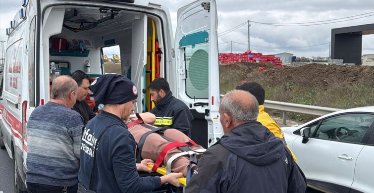 Tekirdağ'da Aydınlatma Direğine Çarpan Otomobilde İki Yaralı