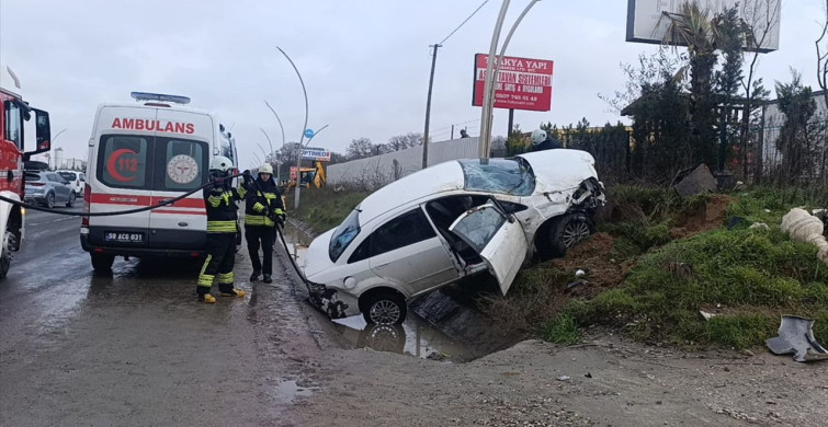 Tekirdağ'da Direğe Çarpan Otomobilde 3 Yaralı