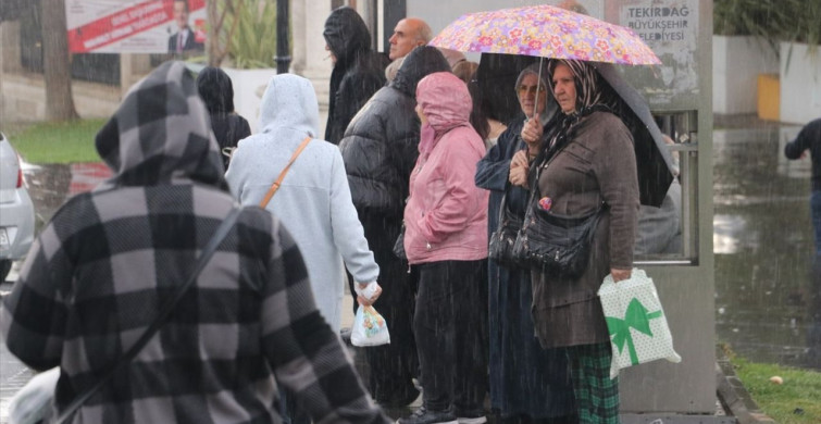 Tekirdağ'da Gök Gürültülü Sağanak Yağış Hayatı Olumsuz Etkiledi