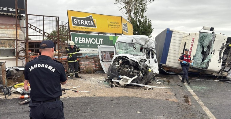 Tekirdağ'da İşçi Servisi ile Kamyon Çarpıştı: 3 Ölü, 7 Yaralı