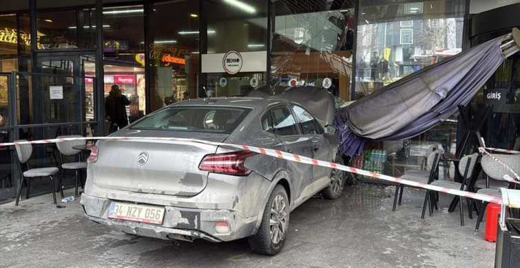 Tekirdağ'da Otomobil Alışveriş Merkezine Girdi
