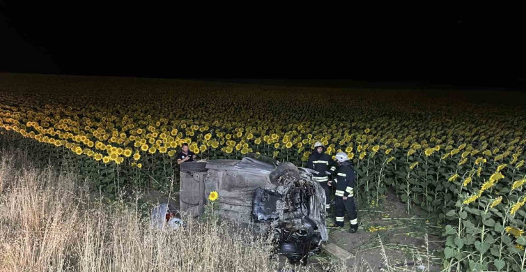 Tekirdağ’da otomobil beton bloğa çarparak tarlaya devrildi: 3’ü çocuk 5 yaralı