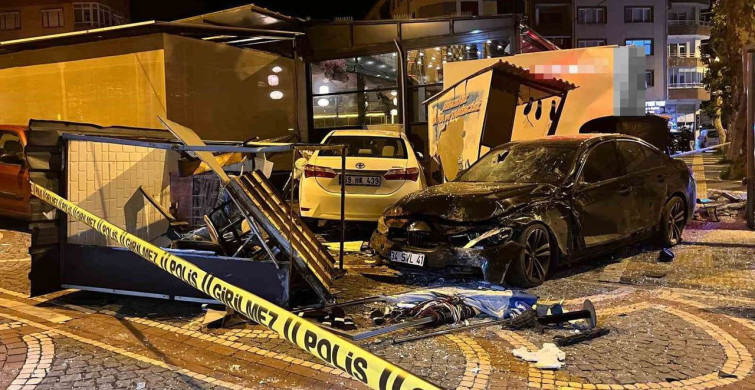 Tekirdağ'da Otomobilin Otobüs Durağına Çarpması: 3 Yaralı