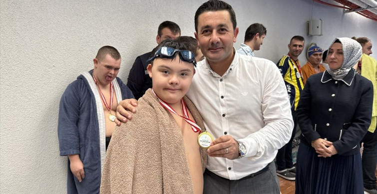 Tekirdağ'da Özel Çocuklar Yüzme Yarışmasında Mücadele Etti
