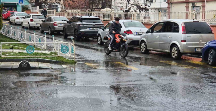 Tekirdağ'da Sağanak Yağışla Su Birikintileri Oluştu