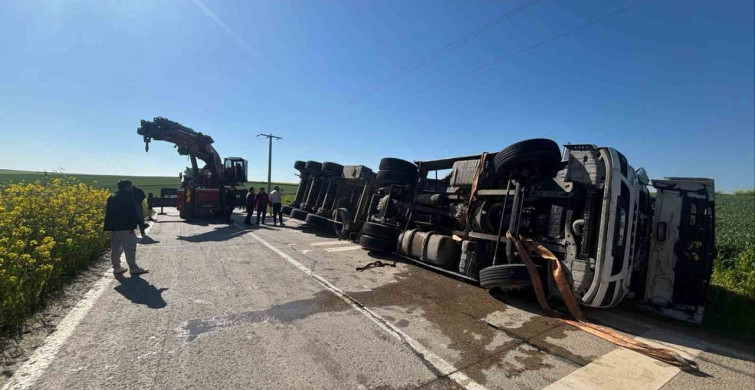 Tekirdağ'da Tır Devrildi, Sürücü Yaralandı