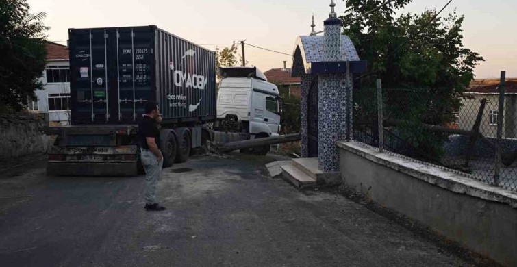 Tekirdağ'da tırın çarptığı elektrik direği cami avlusuna devrildi
