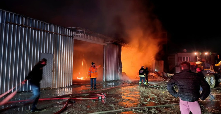 Tekirdağ'daki Geri Dönüşüm Tesisinde Yangın Çıktı
