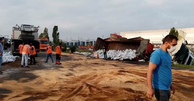 TEM Hadımköy'de Tır ile Otomobil Çarpıştı: 3 Yaralı