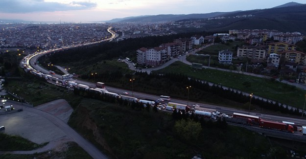 TEM Otoyolu’nda 3 Tır Birbirine Girdi: Kilometrelerce Araç Kuyruğu Oluştu