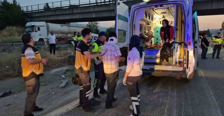 TEM Otoyolu'nda Halı Yüklü TIR ile Otomobil Çarpıştı, 6 Yaralı