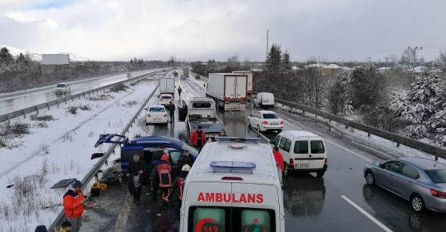 TEM'de Feci Kaza: 2'si Ağır 4 Yaralı
