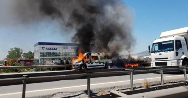 TEM'de İçinde 15 Kişinin İçinde Olduğu Minibüs Alev Alev Yandı