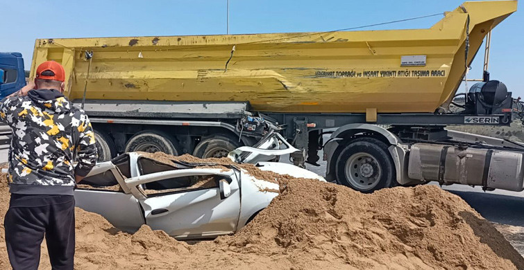 TEM'de Korkutan Kaza' Kum Yüklü Tır Otomobilin Üzerine Devrildi