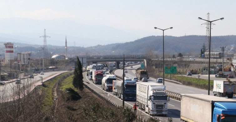 TEM'de Tır Devrildi, Trafik Kilitlendi