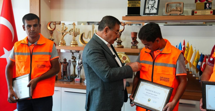Temizlik İşçileri Altın ve Para Bulunan Çantayı Sahibine Ulaştırdı