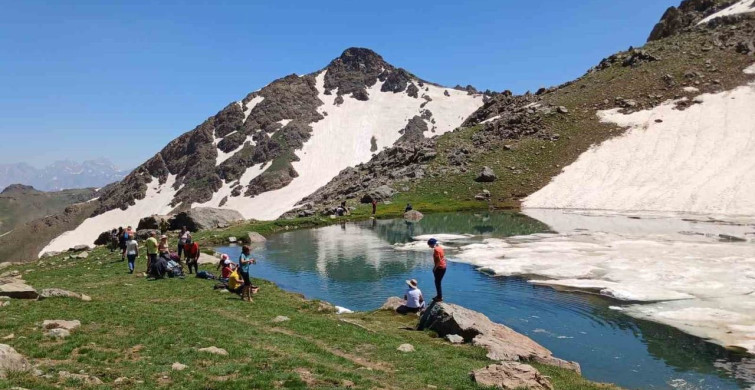 Temmuz ayında Hakkari'de buzlu gölde yüzme keyfi